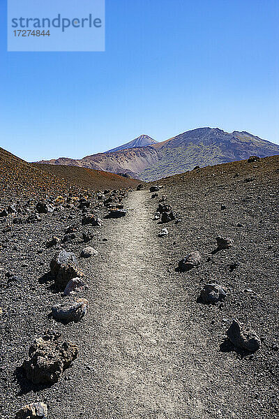 Leerer Weg durch die vulkanische Landschaft Teneriffas