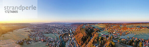 Deutschland  Bayern  Wolfratshausen  Drohnenpanorama einer ländlichen Stadt bei Sonnenaufgang
