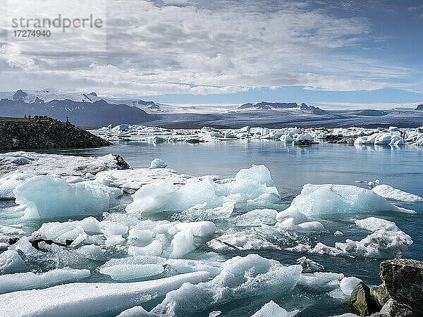 Eisberge  die im See Jokulsarlon an der Spitze des Breidamerkurjokull-Gletschers schwimmen