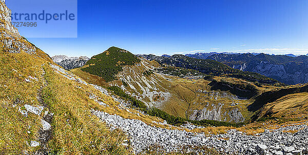 Blick auf das Loser-Plateau und das Tote Gebirge vor blauem Himmel  Altaussee  Salzkammergut  Steiermark  Österreich