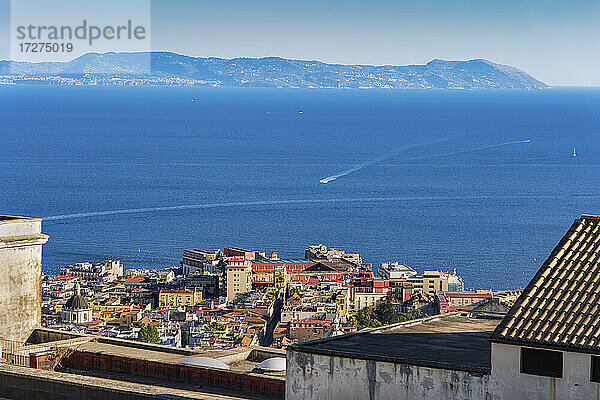 Italien  Kampanien  Neapel  Küstenstadt mit blauem Wasser des Golfs von Neapel im Hintergrund