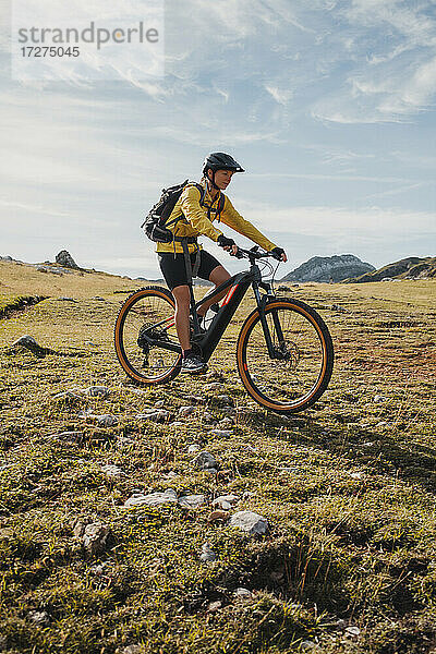 Mountainbikerin fährt Fahrrad auf einem Berg im Naturpark Somiedo  Spanien