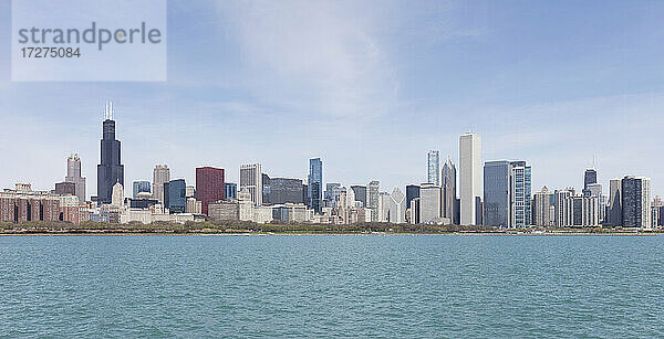 Downtown von Northerly Island aus gesehen an einem sonnigen Tag  Chicago  USA