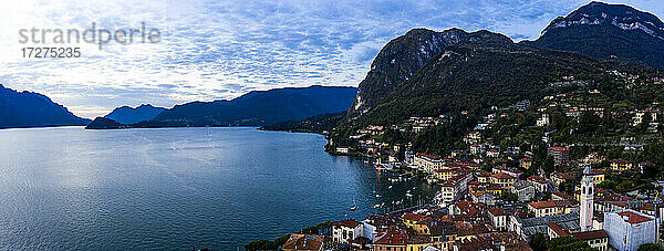 Italien  Provinz Como  Menaggio  Blick aus dem Hubschrauber auf die Stadt am Ufer des Comer Sees in der Morgendämmerung