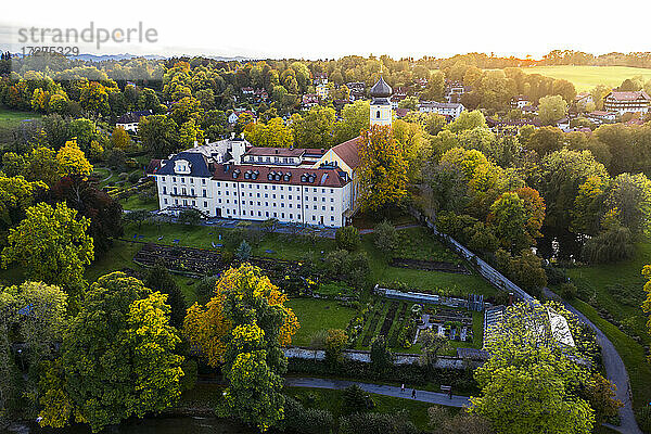 Deutschland  Bayern  Bernried am Starnberger See  Drohnenansicht des Klosters Bernried bei Sonnenuntergang