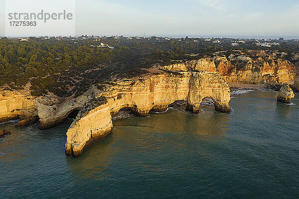 Portugal  Bezirk Faro  Drohnenansicht der Klippen von Praia da Marinha in der Morgendämmerung