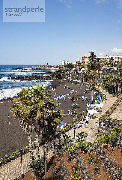 Spanien  Provinz Santa Cruz de Tenerife  Puerto de la Cruz  Schwarzer Stadtstrand im Sommer