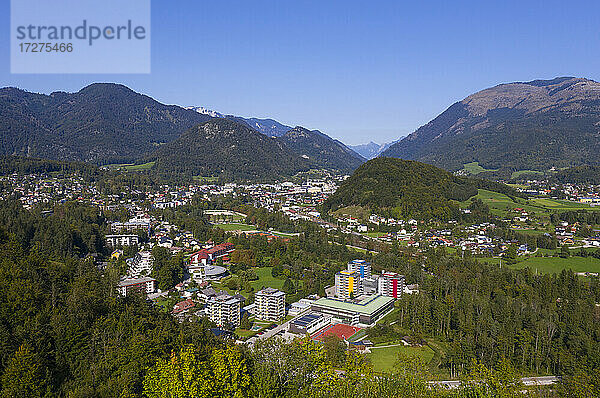 Blick von oben auf die Stadt gegen den klaren blauen Himmel  Salzkammergut  Österreich