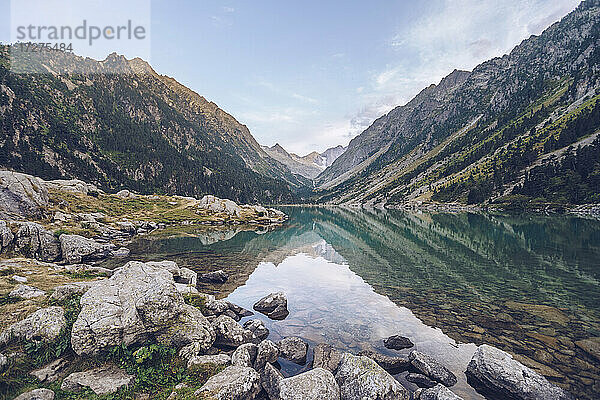 Der Gaubesee vor der Bergkette