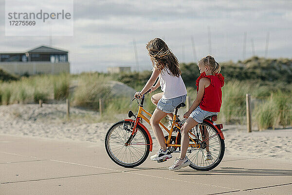 Schwestern auf dem Fahrrad an einem sonnigen Tag