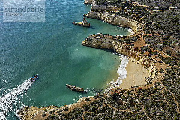 Drohnenansicht eines Ausflugsboots  das an den Stränden Praia do Pontal und Praia da Morena vorbeifährt