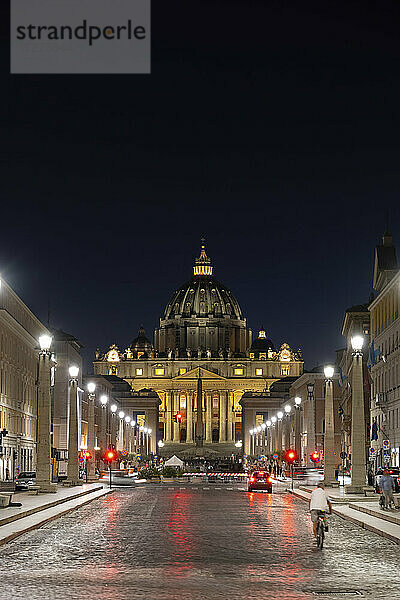 Beleuchtete Via della Conciliazione Straße in Richtung Petersdom in der Stadt gegen den Himmel bei Nacht  Vatikan  Rom  Italien