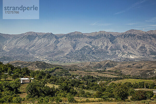 Albanien  Bezirk Gjirokaster  Ruinen der antiken griechischen Stadt Antigonia und umliegende Berge