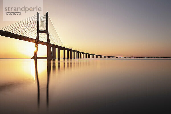 Portugal  Bezirk Lissabon  Lissabon  Vasco-da-Gama-Brücke bei Sonnenuntergang