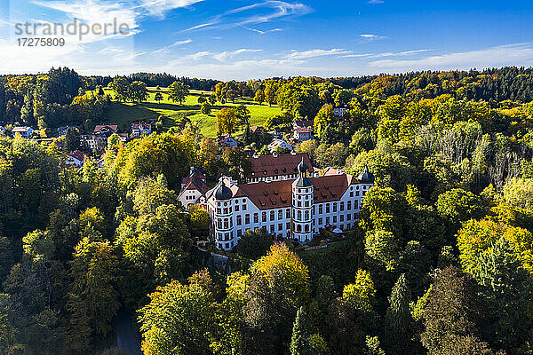Deutschland  Bayern  Eurasburg  Blick aus dem Hubschrauber auf Schloss Eurasburg im Sommer