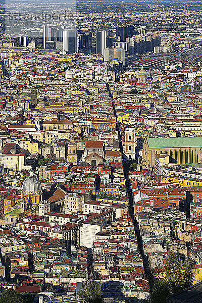 Italien  Kampanien  Neapel  Luftaufnahme des Viertels Spaccanapoli mit Wolkenkratzern im Hintergrund