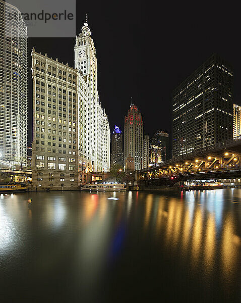 DuSable-Brücke über den Fluss mit städtischer Skyline bei Nacht  Chicago  USA