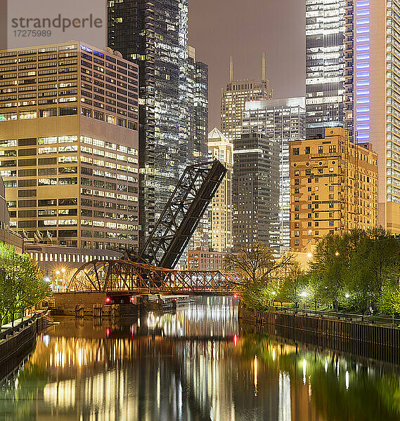 Reflexion eines beleuchteten modernen Wolkenkratzers in der Stadt  Chicago  USA