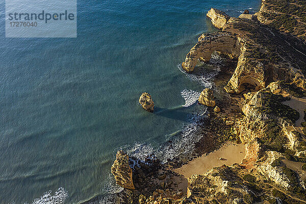 Portugal  Bezirk Faro  Drohnenansicht der Klippen und des Strandes von Praia da Marinha in der Morgendämmerung