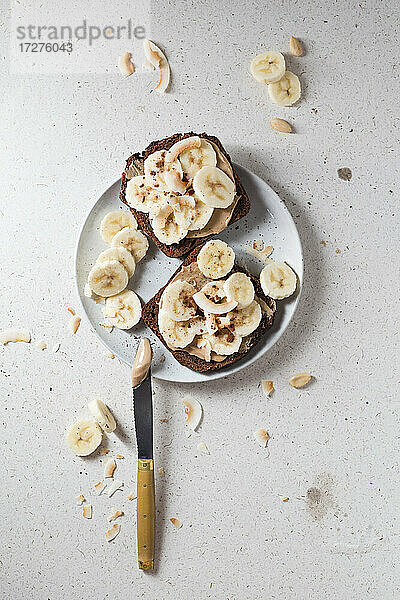 Schokoladenbrot mit Mandelcreme  Banane und Kokosnuss
