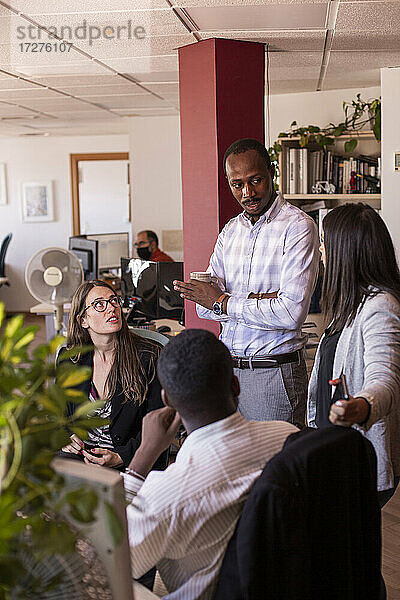 Multiethnische Geschäftsleute beim Brainstorming während einer Sitzung im Büro