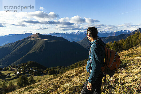 Tourist mit Rucksack und Blick auf den Berg an einem sonnigen Tag