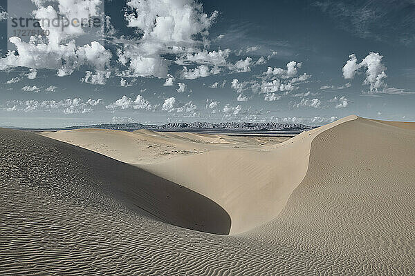 Landschaft der Cadiz-Dünen bei Sonnenuntergang in der Mojave-Wüste  Südkalifornien  USA