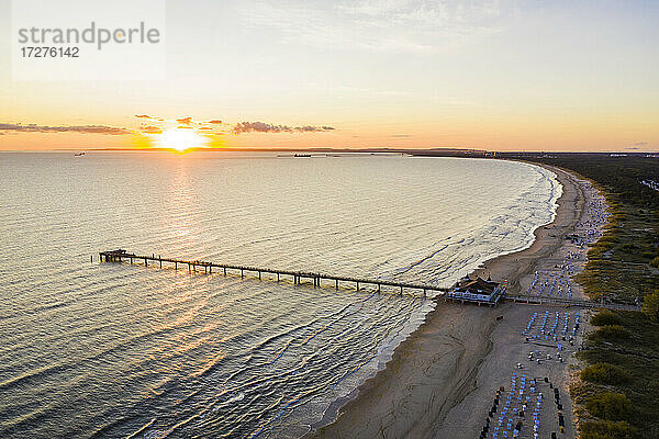 Deutschland  Mecklenburg-Vorpommern  Heringsdorf  Luftaufnahme der Seebrücke bei Sonnenaufgang