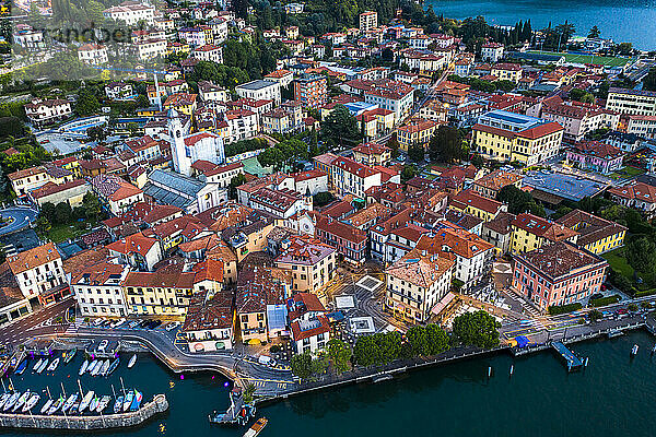 Italien  Provinz Como  Menaggio  Blick aus dem Hubschrauber auf die Stadt am Ufer des Comer Sees in der Morgendämmerung