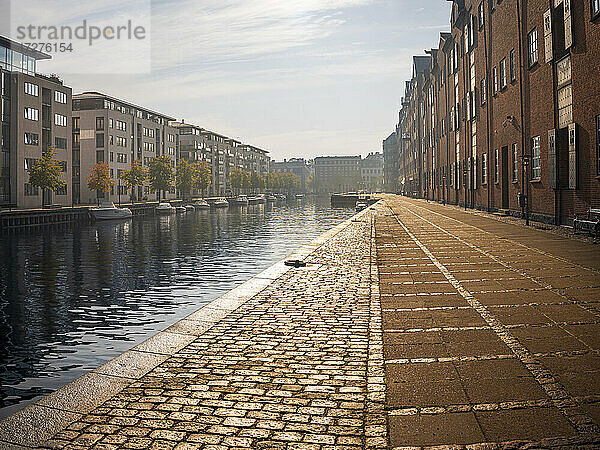 Dänemark  Kopenhagen  Reihen von Wohngebäuden entlang des Christianshavn-Kanals