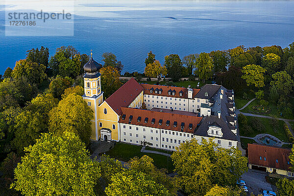 Deutschland  Bayern  Bernried am Starnberger See  Drohnenansicht des Klosters Bernried in der Sommerdämmerung