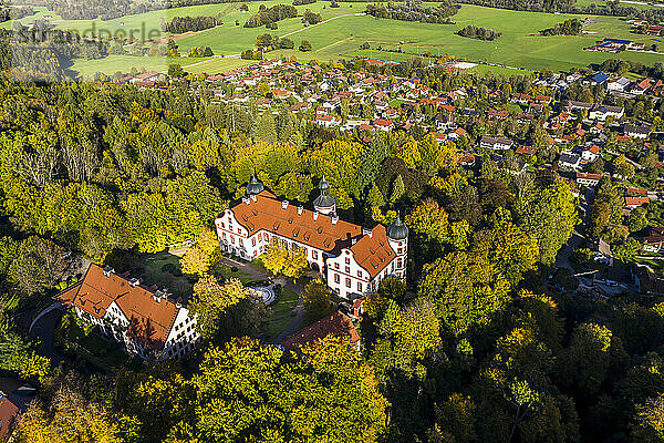 Deutschland  Bayern  Eurasburg  Blick aus dem Hubschrauber auf Schloss Eurasburg im Sommer