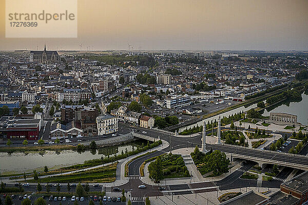 Frankreich  Aisne  Saint-Quentin  Luftaufnahme des Canal de Saint-Quentin und der umliegenden Stadt in der Abenddämmerung