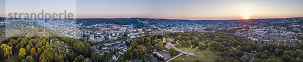 Deutschland  Nordrhein-Westfalen  Wuppertal  Luftpanorama des Hardt-Parks bei Sonnenuntergang