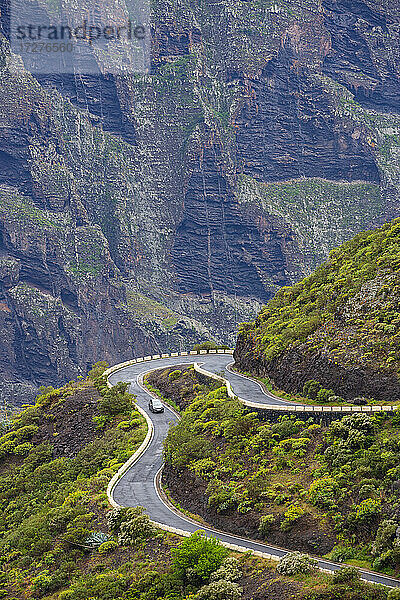 Kurvenreiche Straße im Macizo de Teno-Gebirge