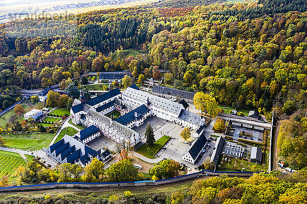 Kloster Eberbach umgeben von Wäldern im Herbst