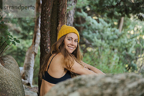 Lächelnde Frau im Wald bei La Pedriza  Madrid  Spanien