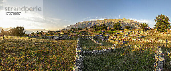 Albanien  Bezirk Gjirokaster  Ruinen der antiken griechischen Stadt Antigonia bei Sonnenuntergang