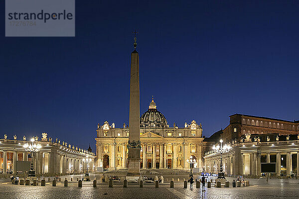 Beleuchteter Petersplatz mit Obelisk und Petersdom bei klarem blauen Himmel in der Nacht  Vatikanstadt  Rom  Italien