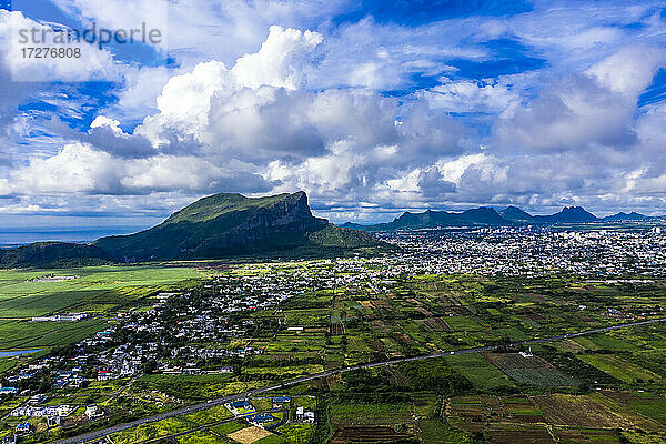 Mauritius  Black River  Flic-en-Flac  Blick aus dem Hubschrauber auf die Inselstadt mit dem Berg Corps de Garde im Hintergrund