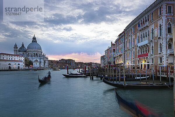 Italien  Venetien  Venedig  Gondeln im Yachthafen vor Santa Maria della Salute in der Abenddämmerung