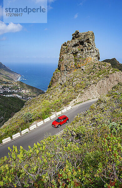 Rotes Auto auf der Landstraße im Macizo de Anaga-Gebirge