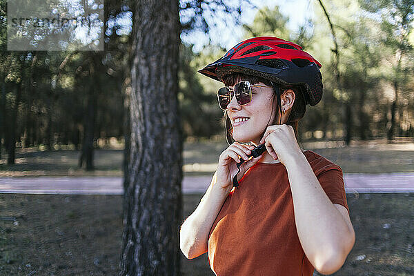 Lächelnde junge Frau mit Fahrradhelm