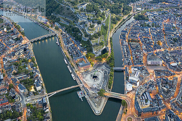 Belgien  Provinz Namur  Namur  Luftaufnahme des Zusammenflusses von Sambre und Maas inmitten der Stadt