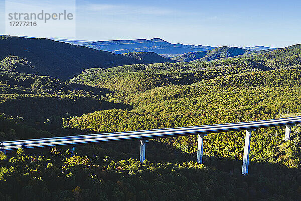 USA  West Virginia  Drohnenansicht der Clifford Hollow Bridge im Herbst