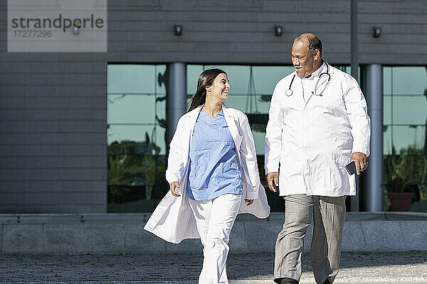 Ärzte im Laborkittel laufen gegen das Krankenhaus