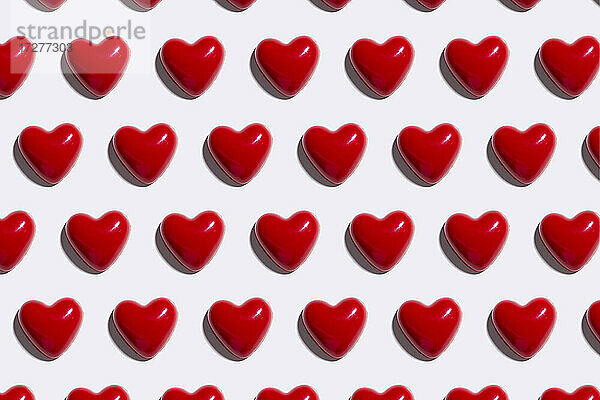 Muster aus roten Herzen auf weißem Hintergrund
