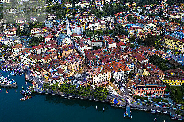 Italien  Provinz Como  Menaggio  Blick aus dem Hubschrauber auf die Stadt am Ufer des Comer Sees in der Morgendämmerung