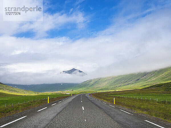 Tiefhängende Wolken über einer leeren isländischen Landstraße