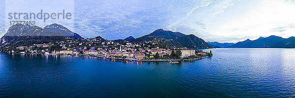 Italien  Provinz Como  Menaggio  Hubschrauber-Panorama des Comer Sees und der Küstenstadt in der Morgendämmerung